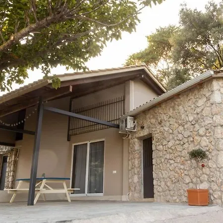 Marcon Stonehouse Nikiana